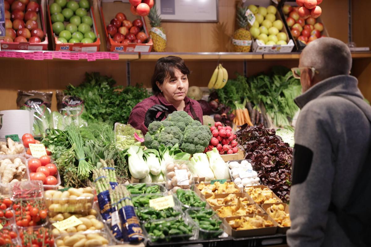 FOTOS | Reconocen como 'Comerços Emblemàtics' a varias paradas históricas del Mercat de l’Olivar