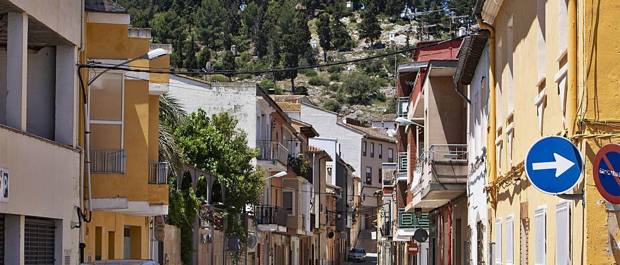 Vista de una céntrica calle de Castelló de Rugat, en una fotografía de este verano | PERALES IBORRA