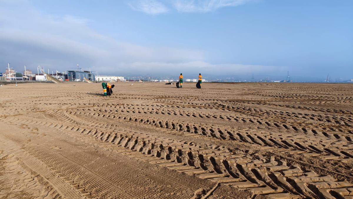 Labores de limpieza en la playa de Poniente.
