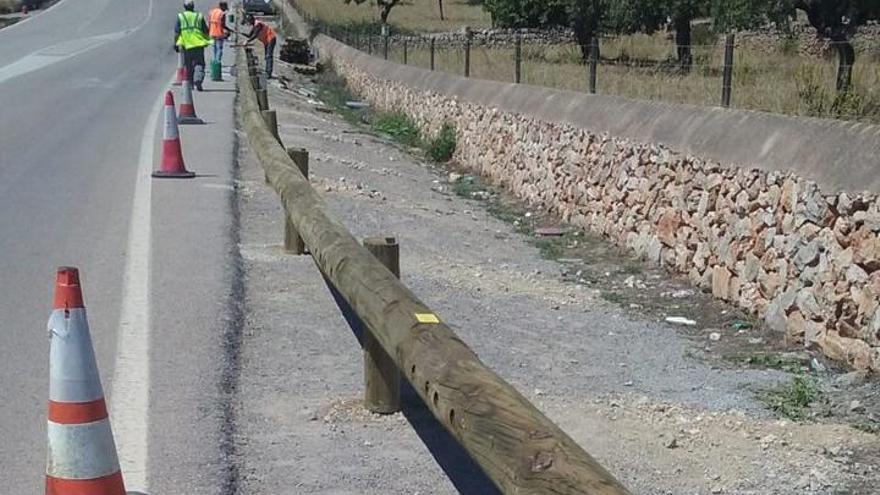Instalan barreras de madera en los arcenes de la carretera de acceso a Cala Varques