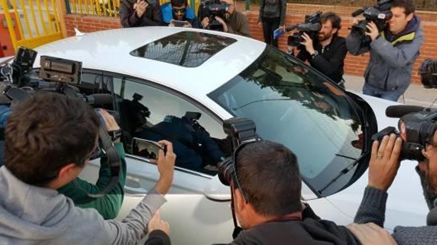 El coche del abogado defensor donde iba Miguel López, rodeado de periodistas.