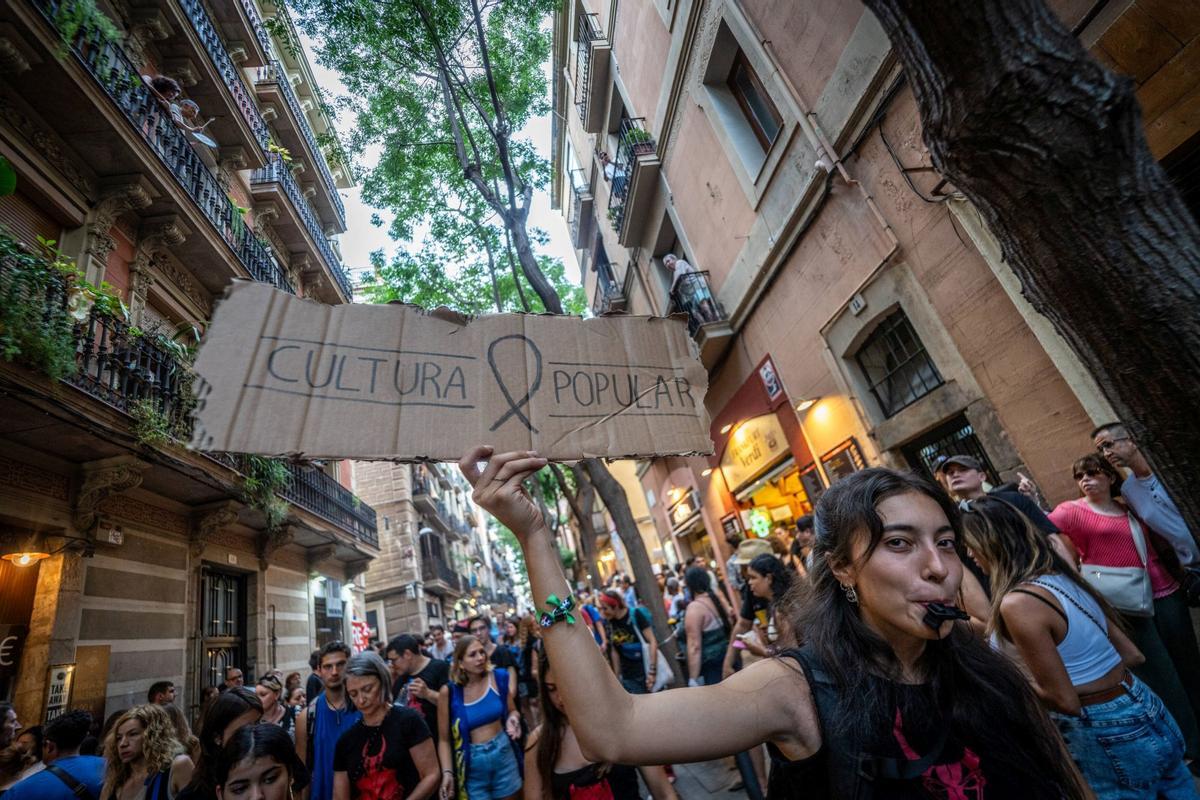 Un funeral por la cultura popular sustituye la masiva cercavila de las fiestas de Gràcia 2024