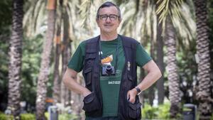 José García Poveda, ’El Flaco’, con su pequeña cámara al cuello en una calle de València