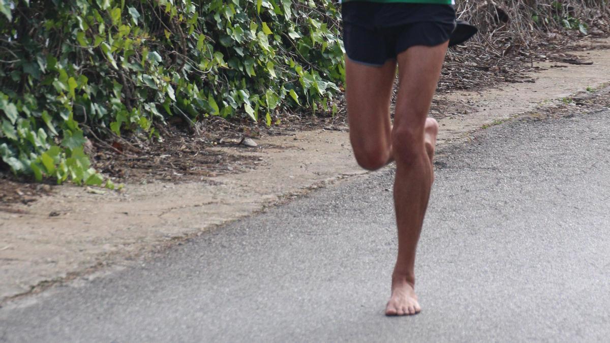 Un atleta corre descalzo la media maratón de Alzira - Levante-EMV