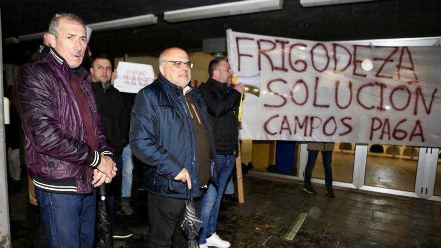 Trabajadores de Frigodeza y sindicatos se manifestaron ayer antes del mitin de Rueda.