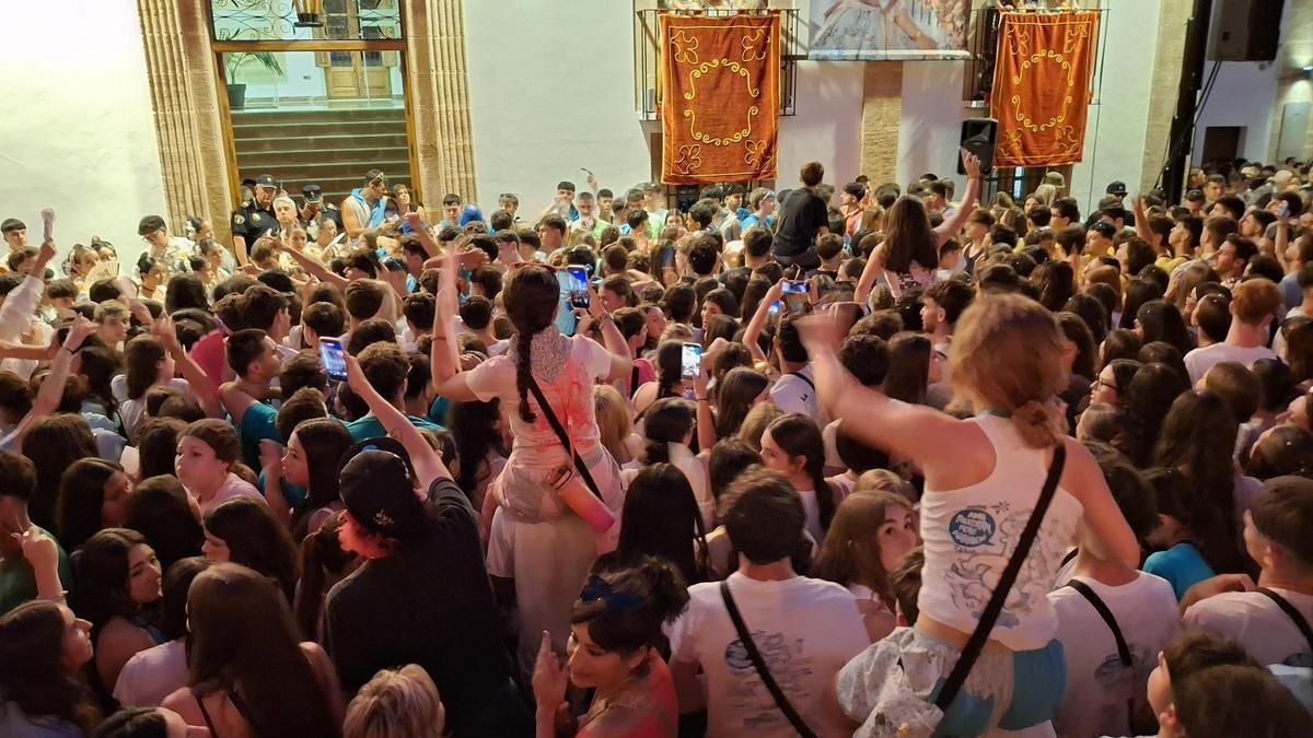 La plaza de Xàbia, abarrotada durante el pregón de les Fogueres
