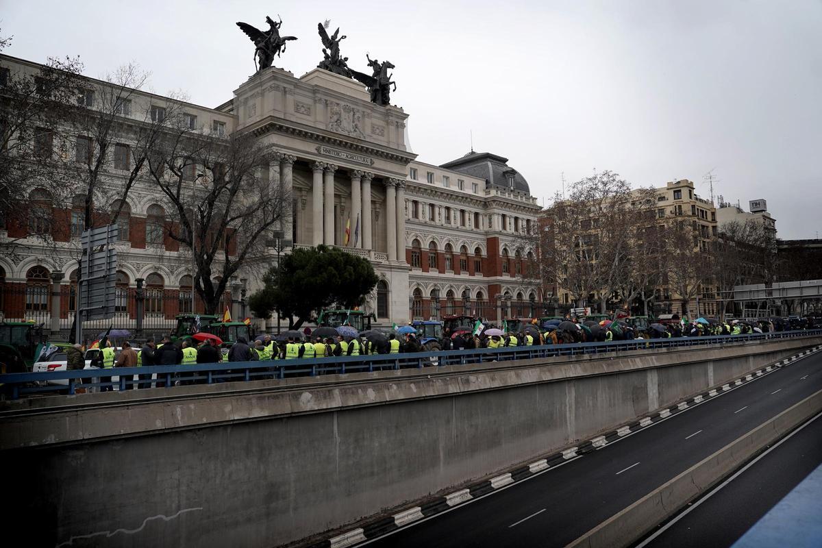 Agricultores protestan frente a la sede del Ministerio, en imágenes Agricultores protestan frente a la sede del Ministerio, en imágenes