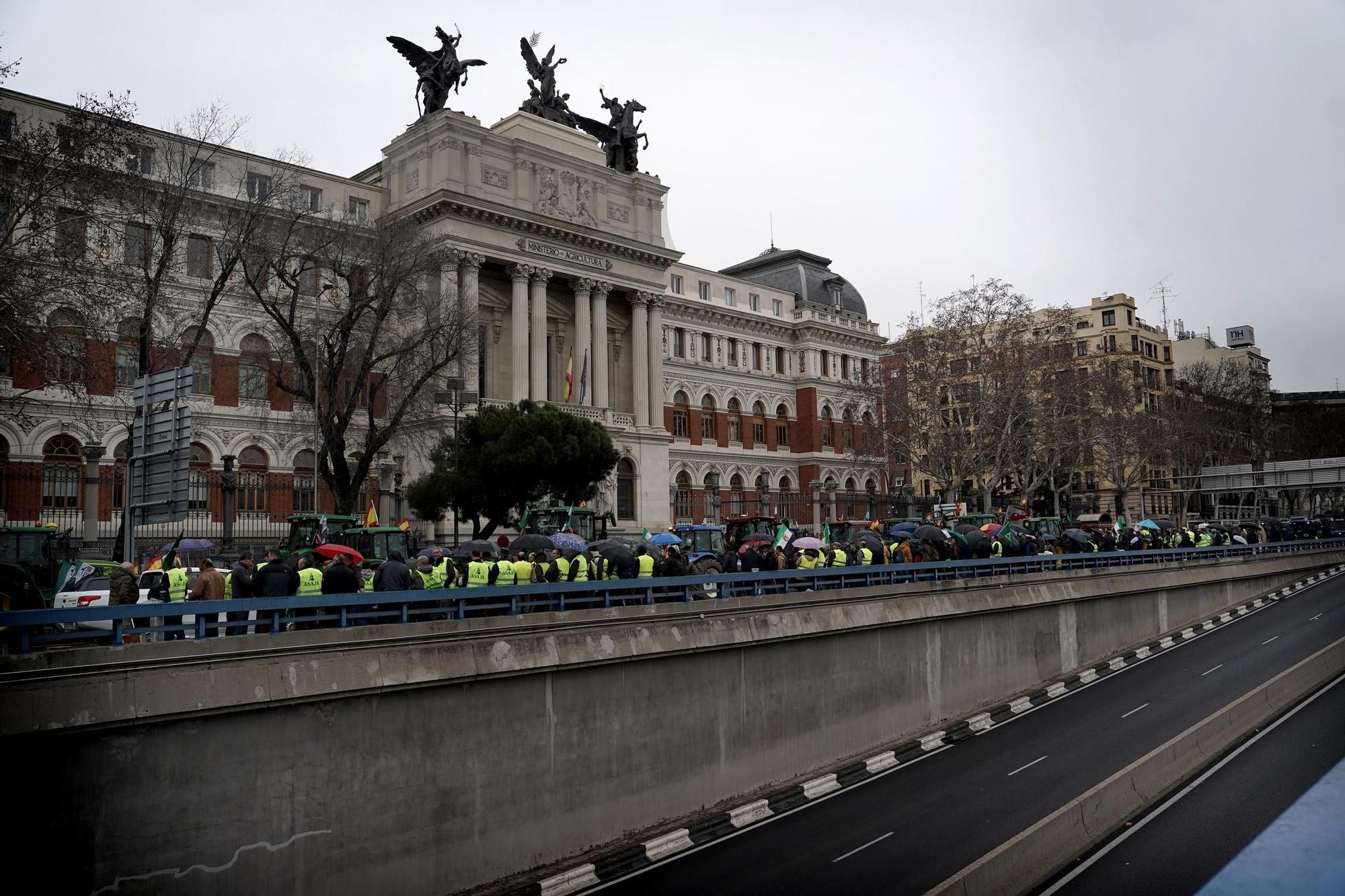 Agricultores protestan frente a la sede del Ministerio, en imágenes