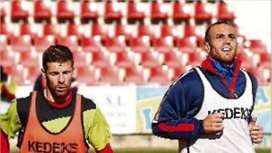 Chus Herrero i Moisés Hurtado, durant l&#039;entrenament d&#039;ahir a l&#039;estadi.