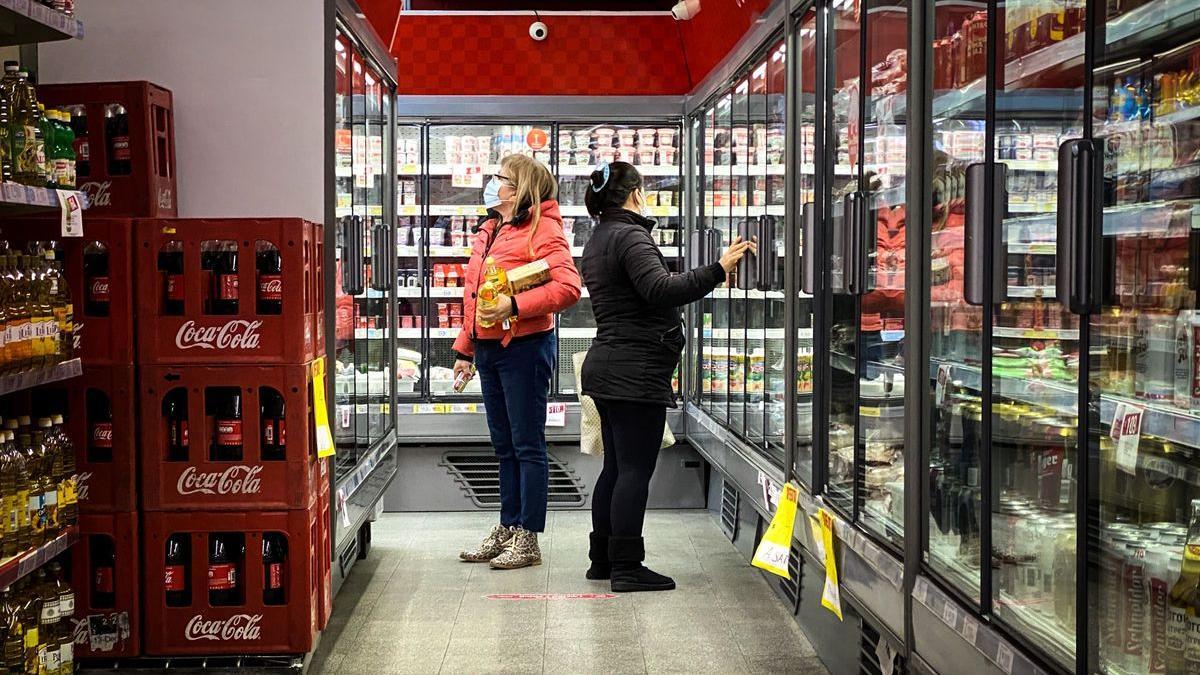 Dos mujeres hacen compras en un supermercado de Buenos Aires (Argentina).