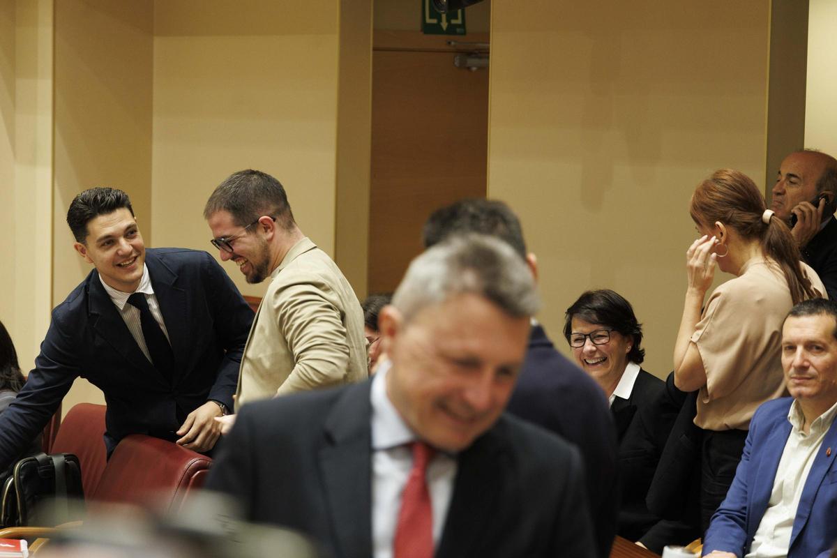 Diputados del Grupo Socialista ríen en el Salón de Plenos, antes de iniciarse la sesión.