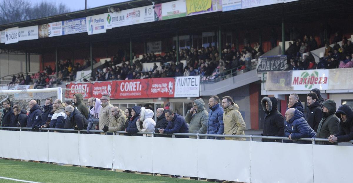 Aficionados durante un partido del Lalín en el Cortizo. | BERNABÉ/JAVIER LALÍN