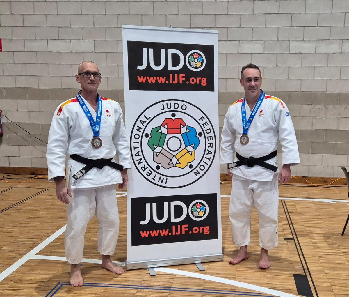 Por la izquierda, Esteban Díaz y Mario Corujo, con sus medallas de bronce tras la celebración de la Copa del Mundo.