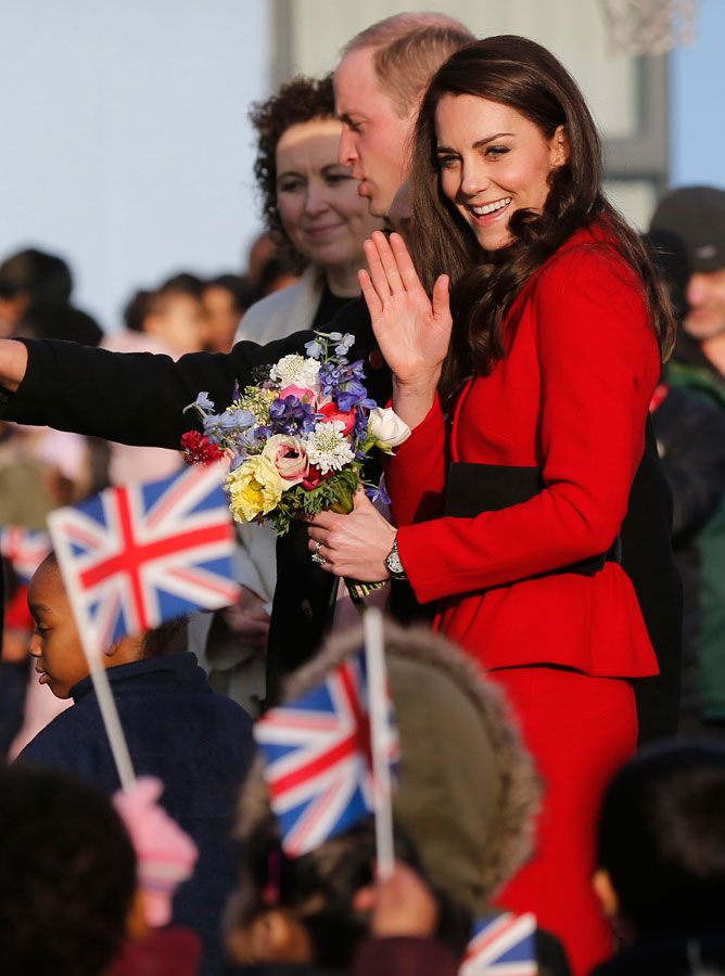 Kate Middleton con traje rojo de Luisa Spagnoli