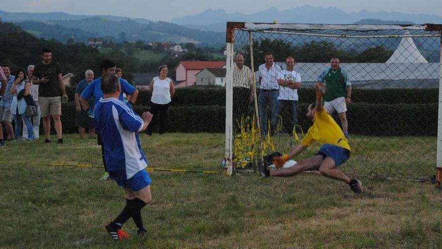 Merienda y fútbol entre barrios para acabar las fiestas de Negales