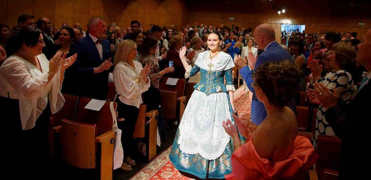 El assistents a l'acte de proclamació s'han alçat en peu per a rebre a la reina de les festes del 2024, Belén Ramos.