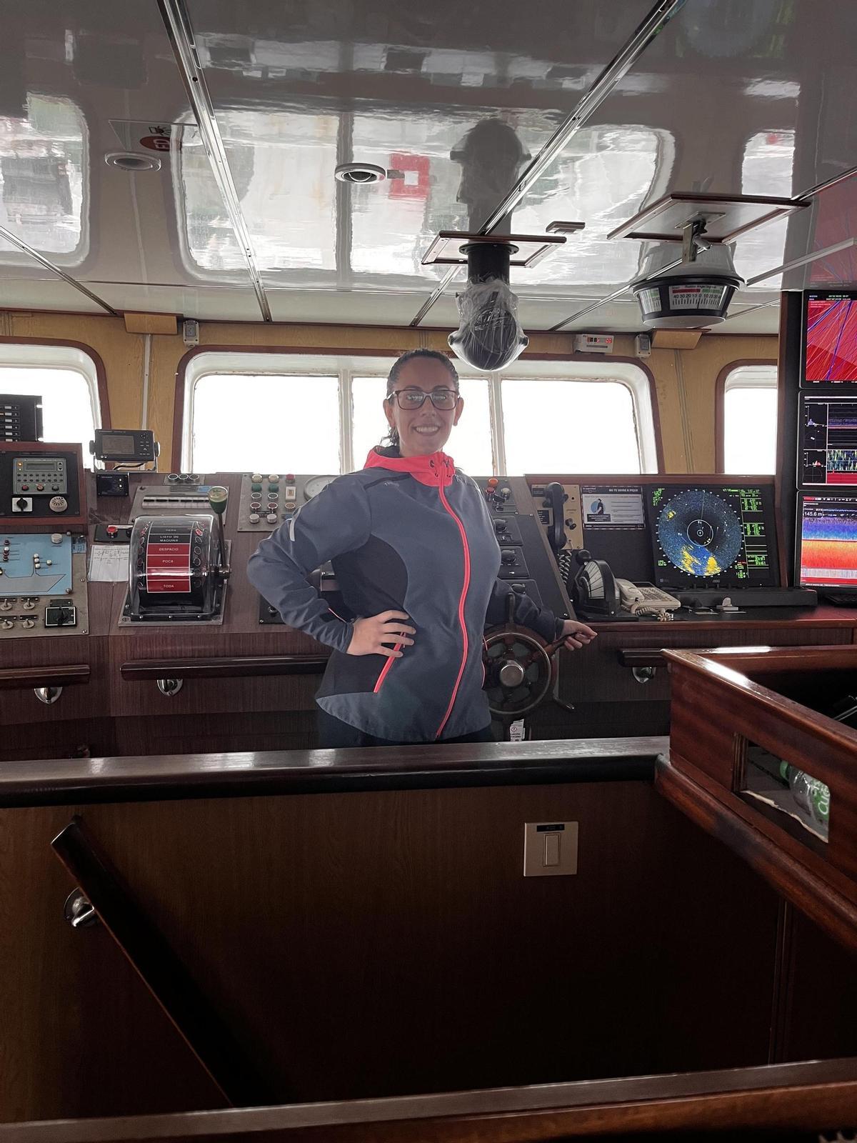 Natalia Fernández, capitana de pesca, en el puente de mando del «Playa de Tambo».