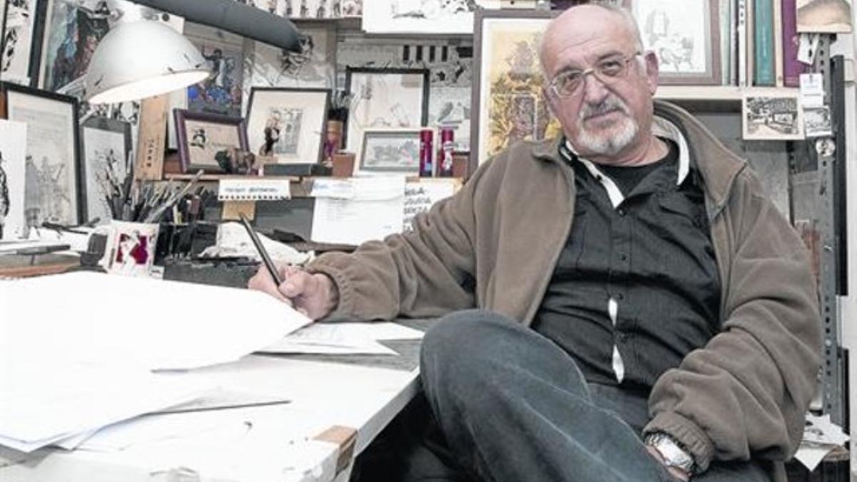 El dibujante Jordi Bernet, en su estudio del barrio de Sant Andreu.