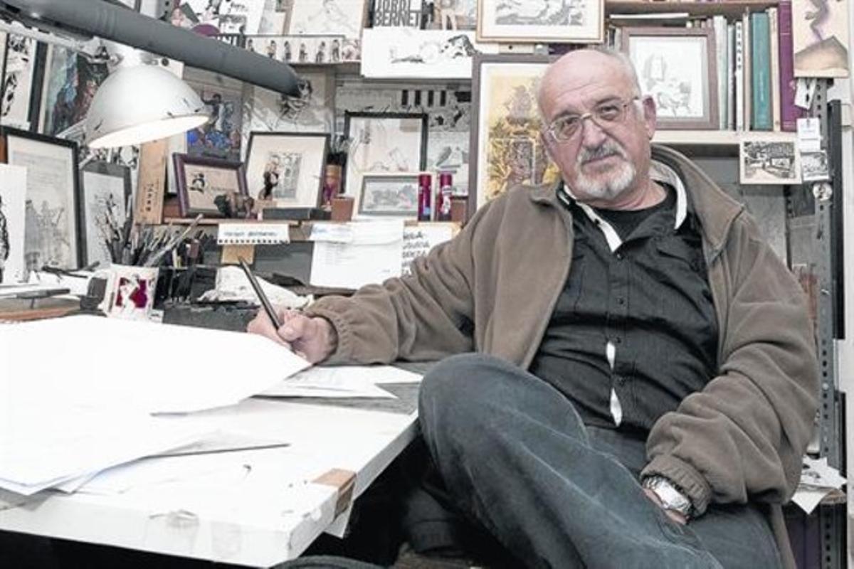 El dibuixantJordi Bernet, al seu estudi del barri de Sant Andreu.