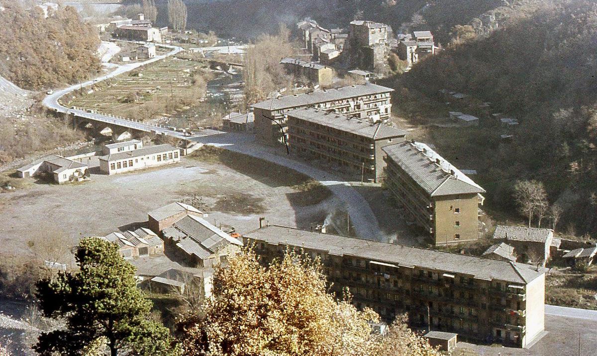 Sant Salvador de la Vedella abans de quedar cobert per les aigues de l'embassament