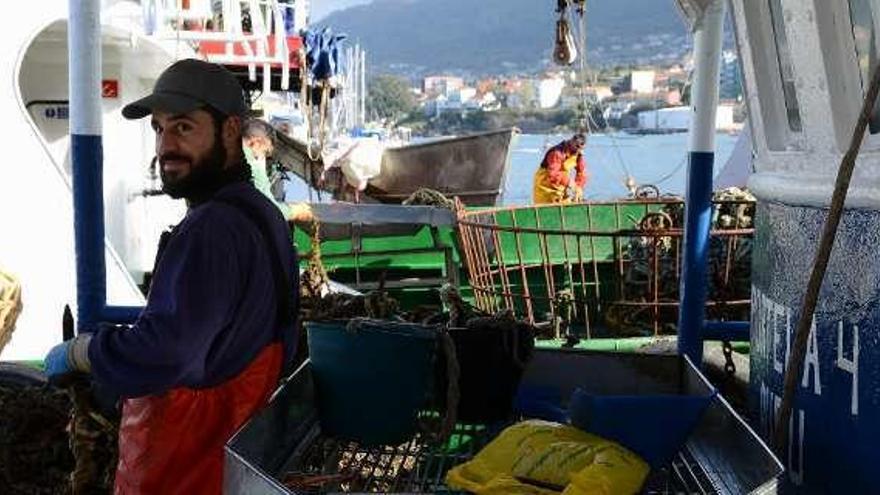 Bateeiros en el puerto de Bueu. // Gonzalo Núñez