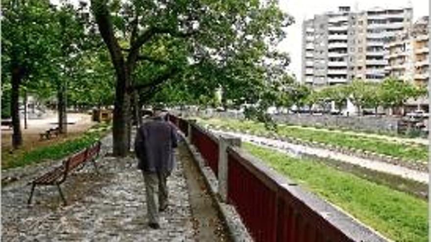 El passeig de llambordes entre els jardins i el riu Onyar.