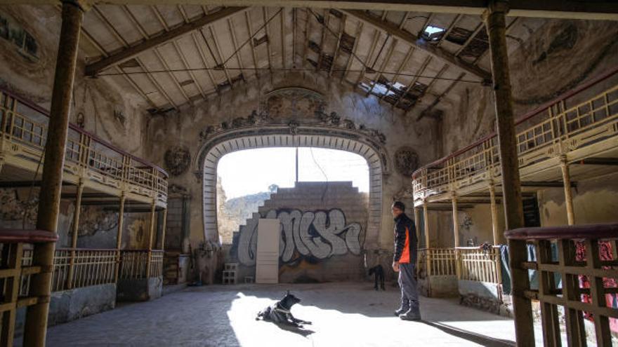 El teatro de la Colonia de Santa Eulalia, bajo los cuidados de un okupa