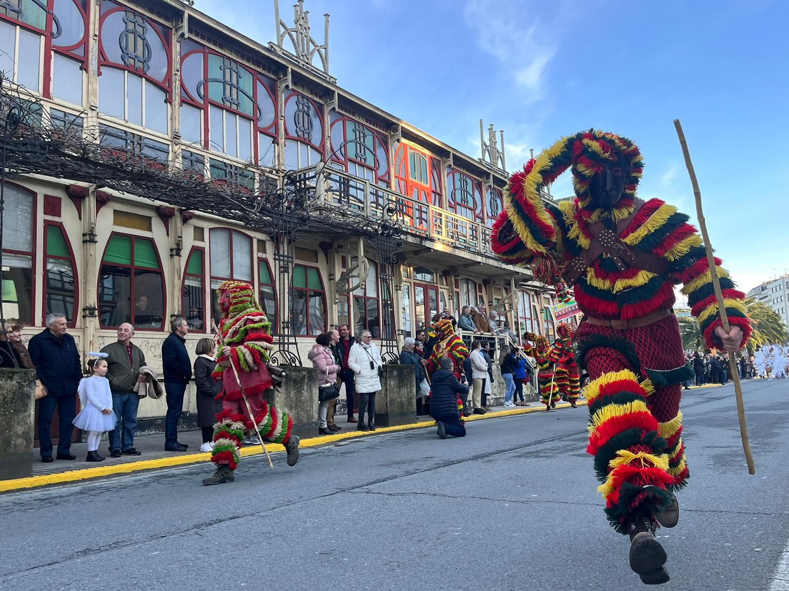 Carnaval 2023: Las comparsas llenan de color el centro de Sada