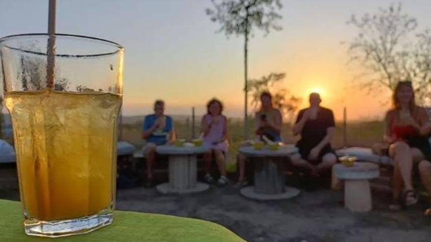 El Camp de les Aromes, al costat de les ruïnes d’Empúries, difon el món de les plantes aromàtiques.