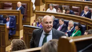 El PP ve a Sánchez "entre la UCI y la UCO" y con la "respiración asistida" de los socios: "Se hace trampas al solitario"
