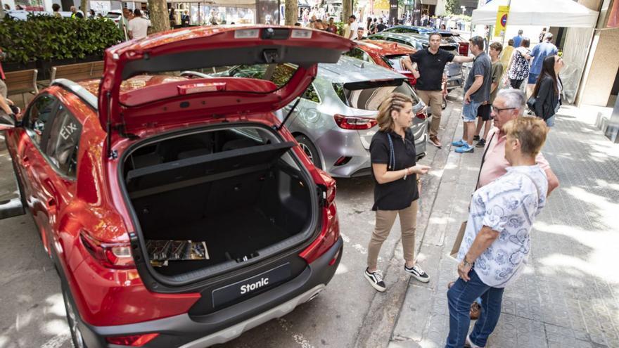 Atenció a clients en l’exposició de vehicles de l’ExpoBages de Manresa de l’any passat | OSCAR BAYONA/ARXIU