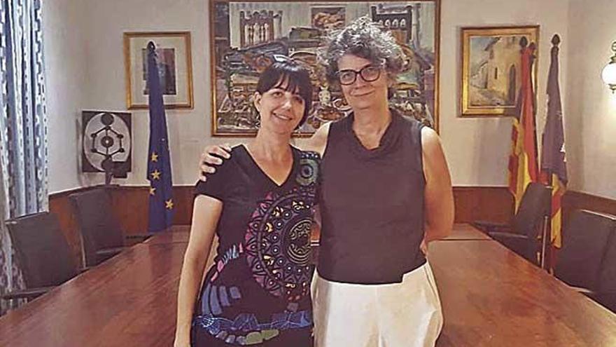 Agustina Vilaret (derecha), con su sustituta, Magdalena Palao.