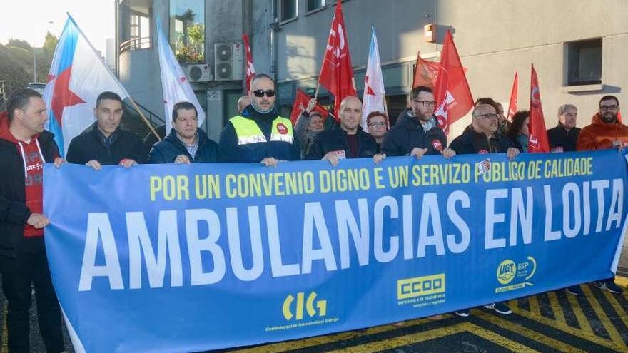Concentración de representantes sindicales ante el hospital de Montecelo. // Rafa Vázquez