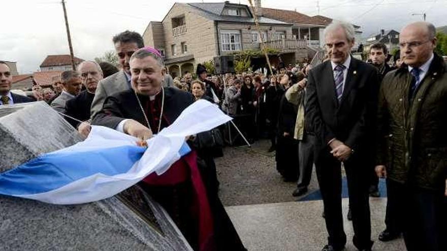 El arzobispo recorre Lodoselo acompañado por el obispo de Ourense (izq.) y el alcalde de Sarreaus, Gumersindo Lamas.  // Brais Lorenzo