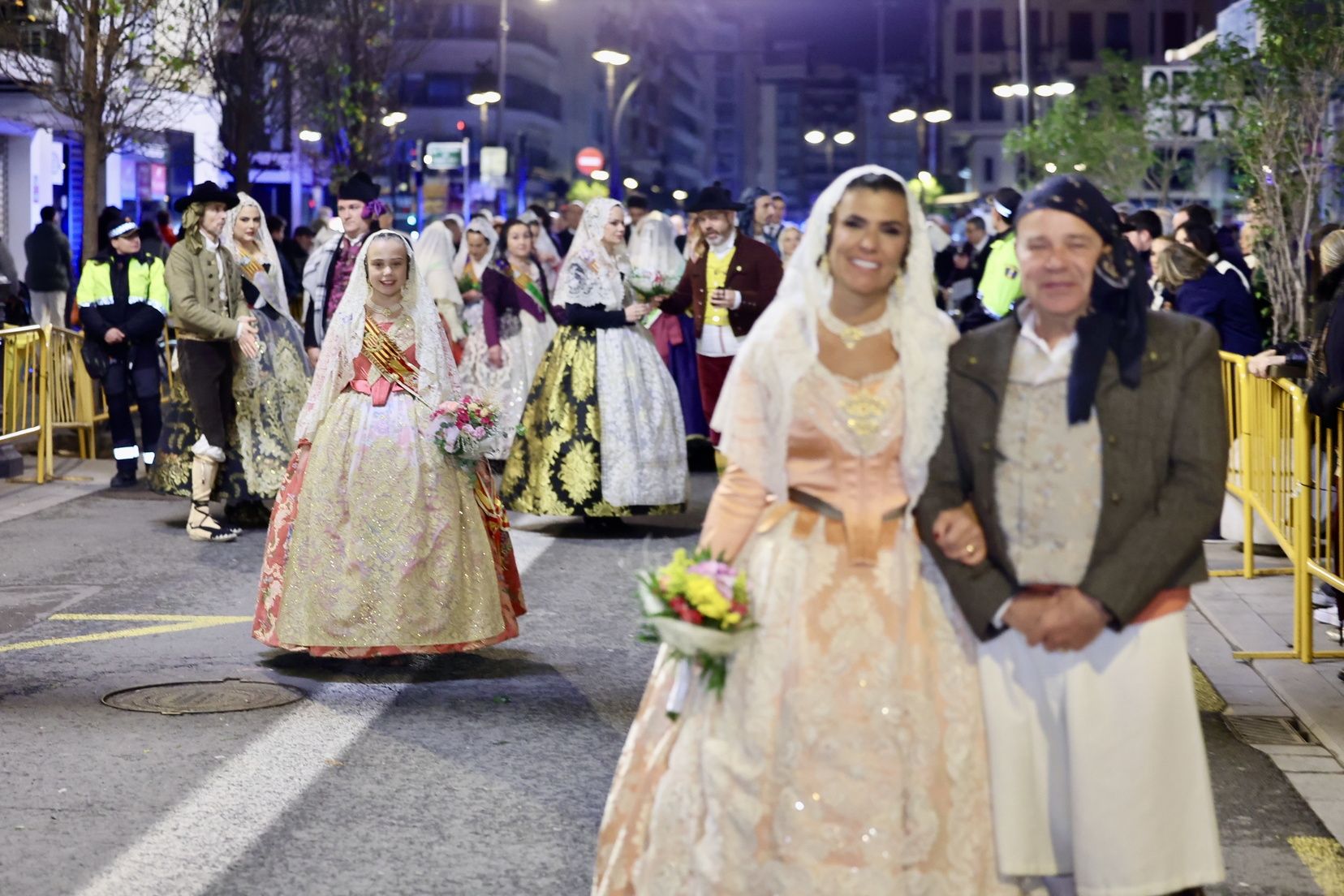 La fallera mayor infantil de València, ante la Virgen
