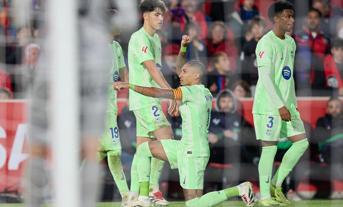 Raphinha acaba de celebrar uno de sus goles al Mallorca.