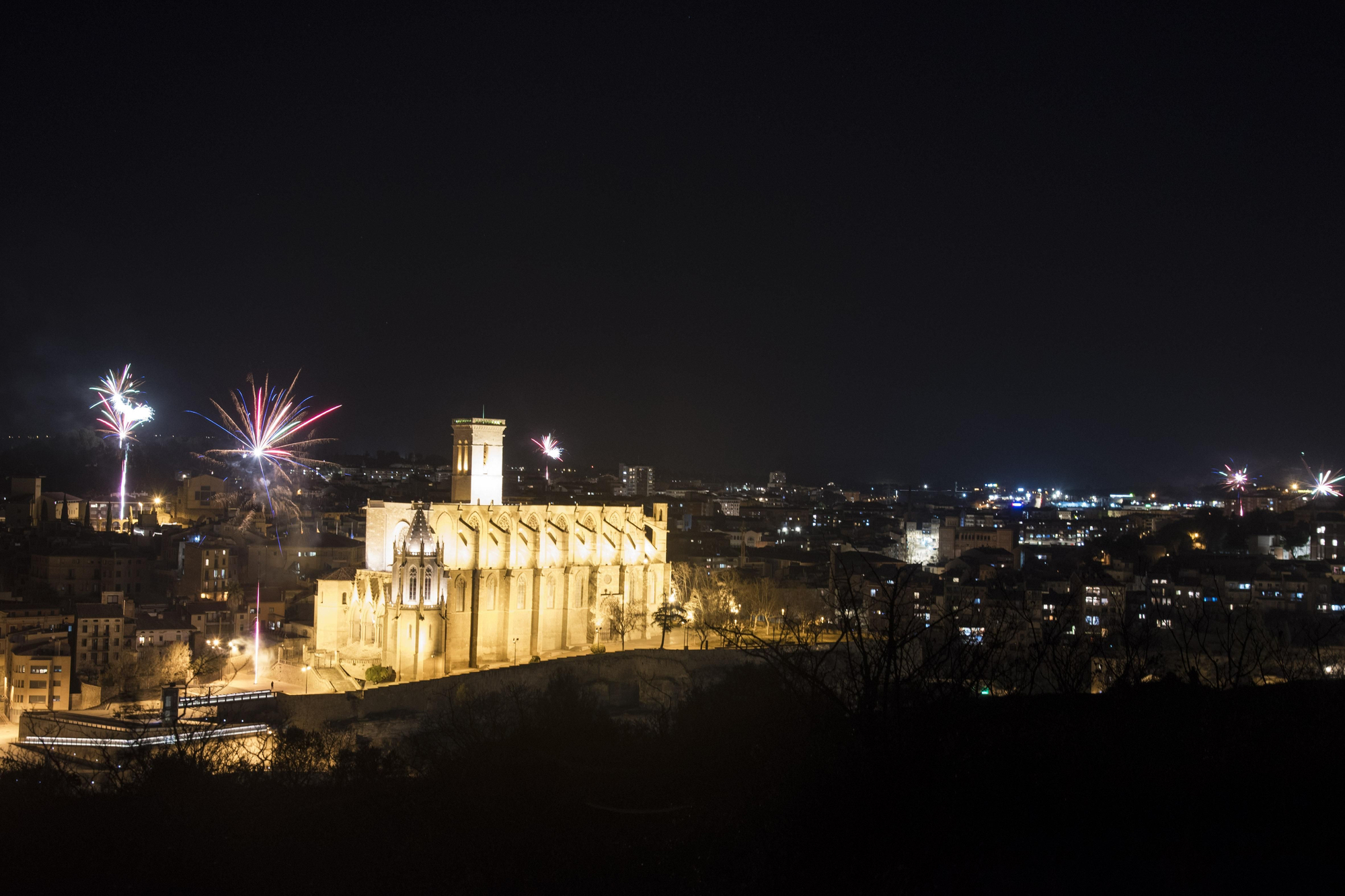 Dotze castells de focs tanquen la Llum 2022