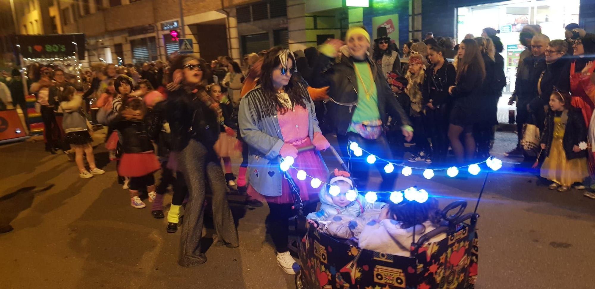 Villaviciosa pinta el mejor Carnaval: explosión de colorido en la cita más multitudinaria de los últimos años