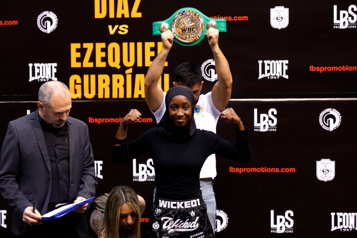 Pesaje de la velada de boxeo en el pabellón Siglo XXI