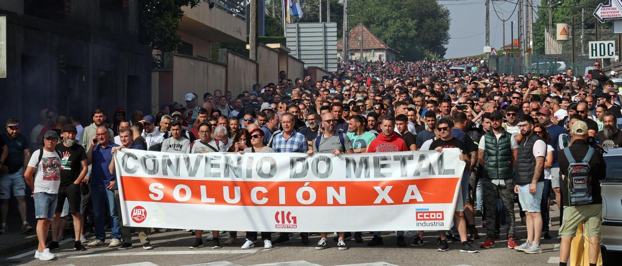 Uno de los momentos de la manifestación en la tercera jornada de huelga del metal de Pontevedra.
