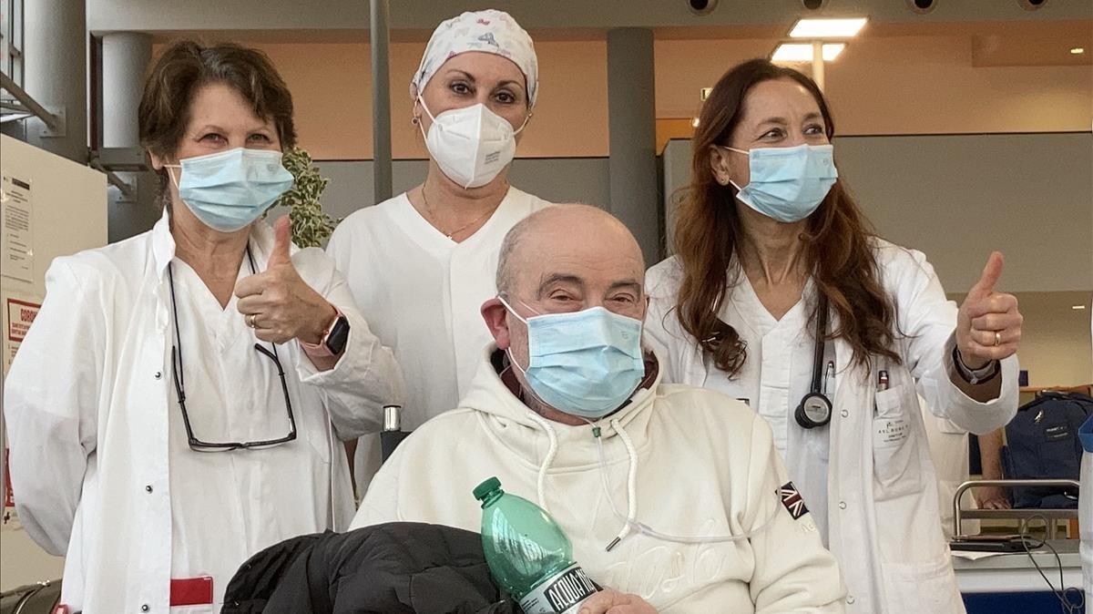 Mario Vitelli, un anciano paciente infectado de SARS-CoV-2 tras recibir el alta