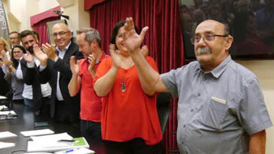 Francisco Llago fue ovacionado por jubilarse tras 32 años como funcionario de servicio en la JCF.
