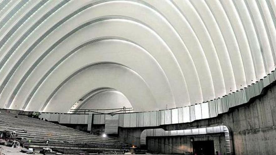 el corazón del calatrava. La sala mayor del Palacio de Congresos, con su espectacular cúpula de más de 30 metros de altura, es el corazón, aún en obras, del complejo diseñado para Oviedo por el arquitecto Santiago Calatrava. En la imagen, operarios trabajando en el graderío de la sala mayor.