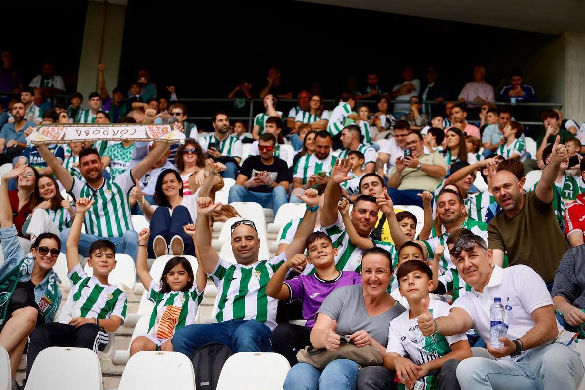 La afición del Córdoba CF respalda a los blanquiverdes durante un encuentro en El Arcángel.