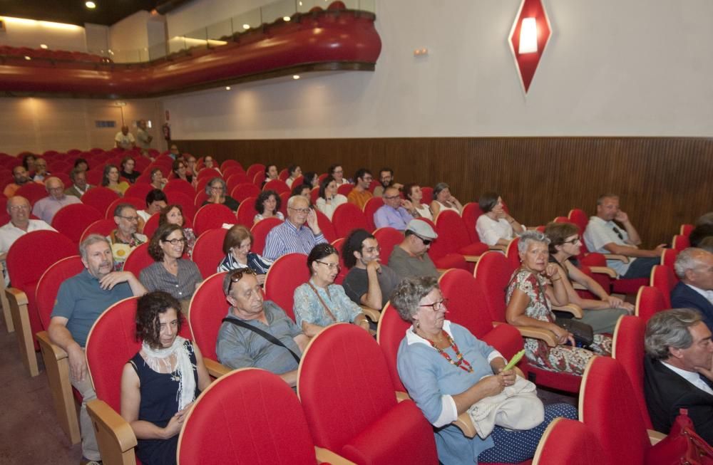 El paseo por la alfombra roja pone el broche a la Semana Internacional de Cine de Betanzos, dedicada en esta ocasión a la productora y realizadora Zaza Ceballos.