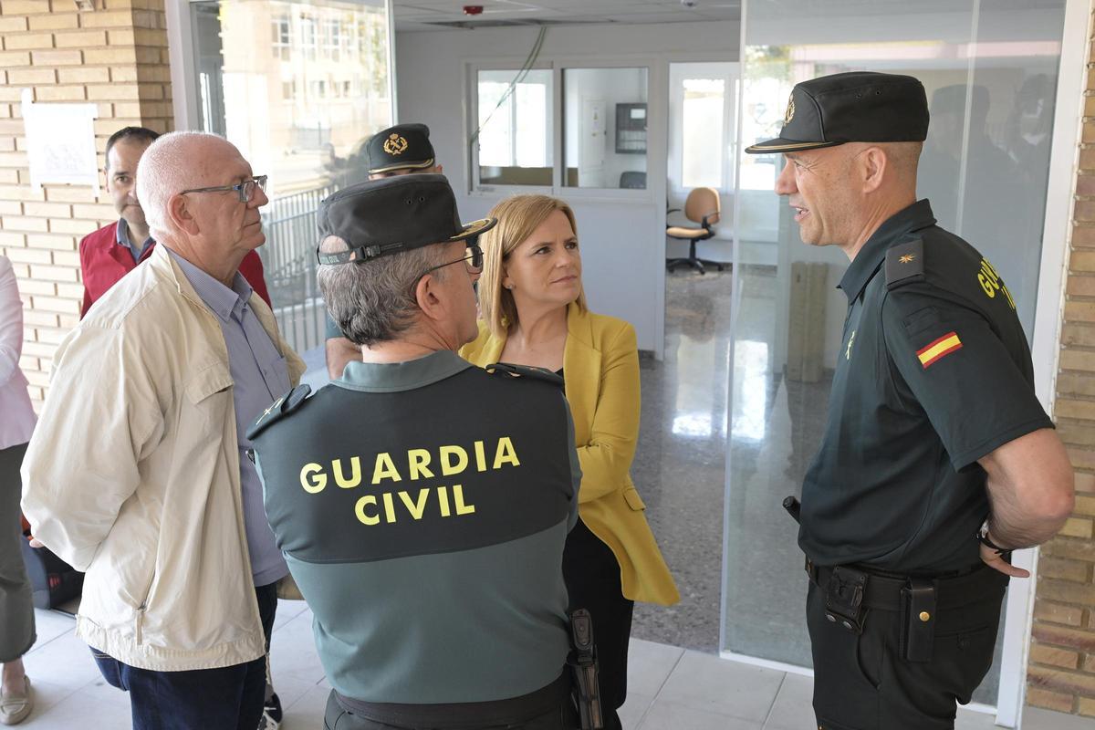 Un momento durante la visita de la delegada del Gobierno, Pilar Bernabé, al cuartel de la Guardia Civil de Paiporta.