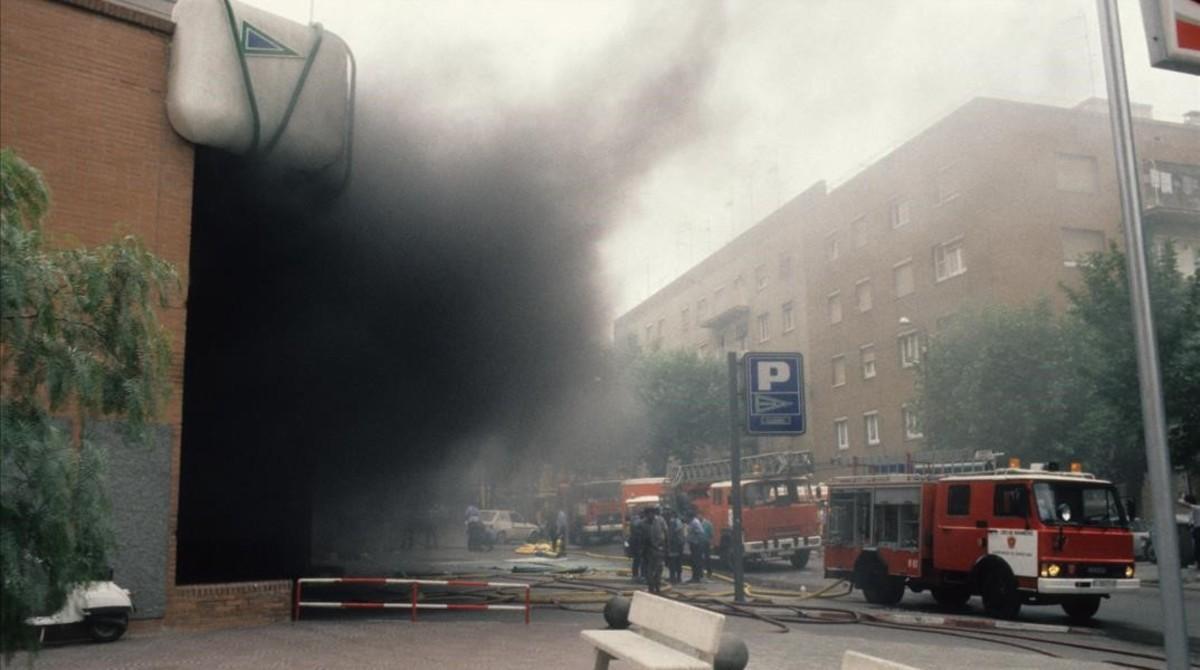 El humo y el desconcierto se apoderó de Hipercor después del sangriento atentado de 1987.