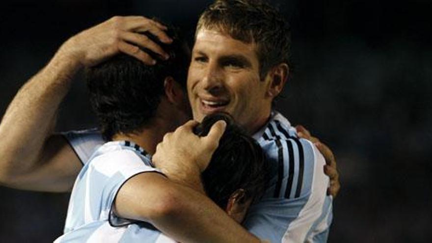 Martin Palermo celebra con sus compañeros el gol conseguido ante Perú.