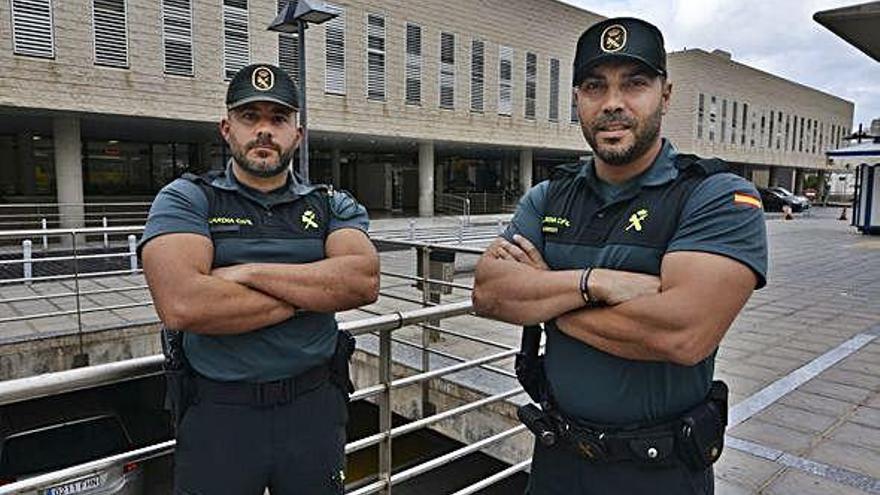 Yeray Díaz (i) y Carmelo Ramos, ayer en el Hospital Doctor Negrín adonde acudieron a preocuparse por el rescatado.