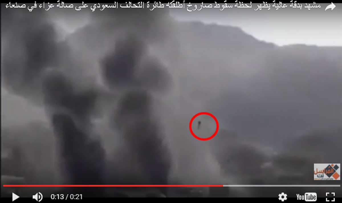 Un vídeo recull el moment en què avions saudites bombardegen un edifici al Iemen i causen almenys 140 morts.